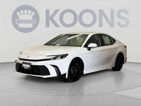 Used 2025 Toyota Camry SE FWD image 4