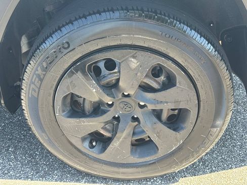 Used 2019 Toyota RAV4 LE FWD image 17