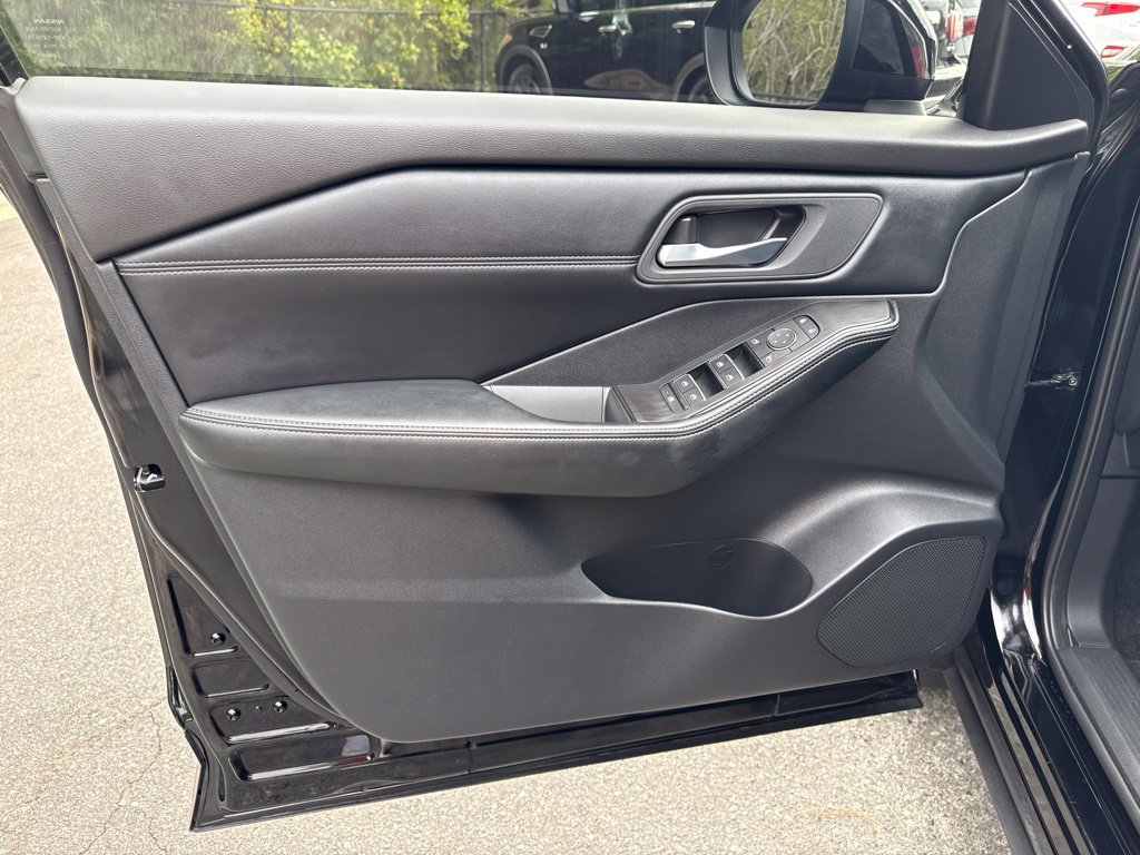 Certified 2025 Nissan Rogue SL FWD image 16