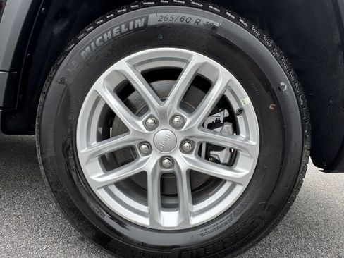 Used 2025 Jeep Grand Cherokee L Laredo RWD image 21