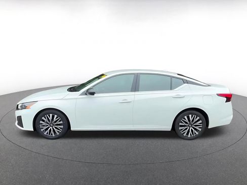 Used 2025 Nissan Altima 2.5 SV FWD image 9