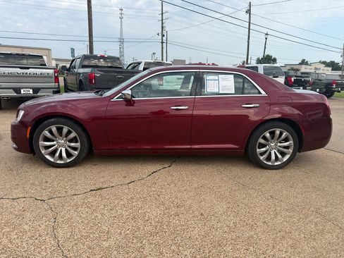 Used 2018 Chrysler 300 Limited RWD image 2