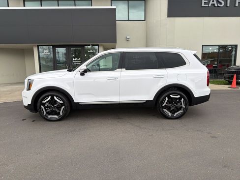 Used 2025 Kia Telluride S image 2