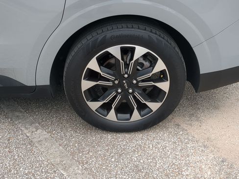 Certified 2024 Kia Carnival EX FWD image 10