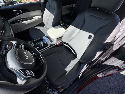 Used 2024 Kia Carnival EX image 18