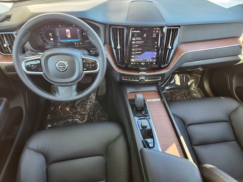 Used 2023 Volvo XC60 T8 Plus image 3