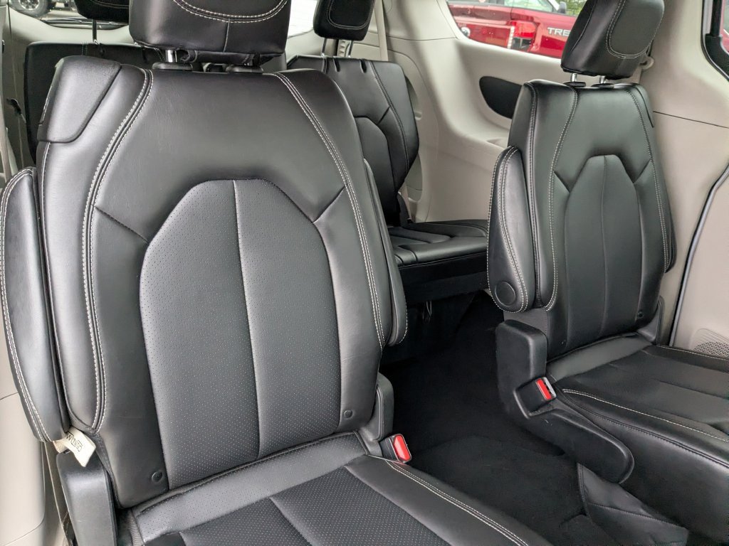 Used 2024 Chrysler Pacifica Touring-L FWD image 15