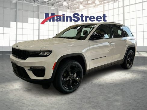 Used 2023 Jeep Grand Cherokee Limited w/ Luxury Tech Group II AWD/4WD image 1
