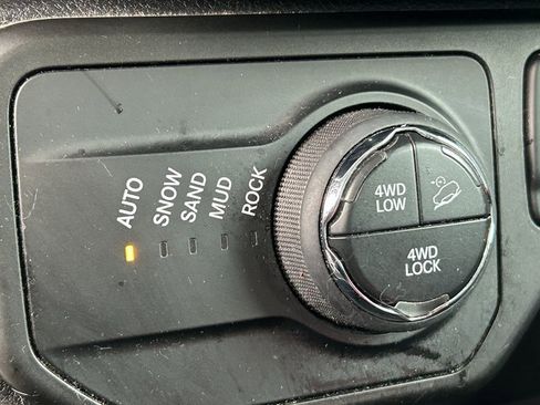 Used 2018 Jeep Renegade Trailhawk w/ Cold Weather Group II image 16