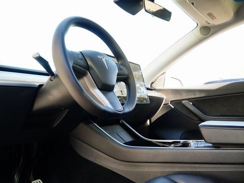 Used 2020 Tesla Model Y Long Range image 12