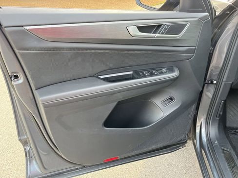 Used 2025 Volkswagen Atlas Cross Sport SE image 11