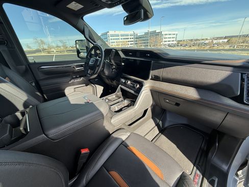 Used 2025 GMC Sierra 2500 AT4 image 13