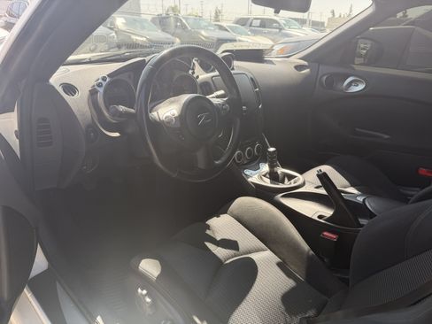 Used 2015 Nissan 370Z Coupe RWD image 3
