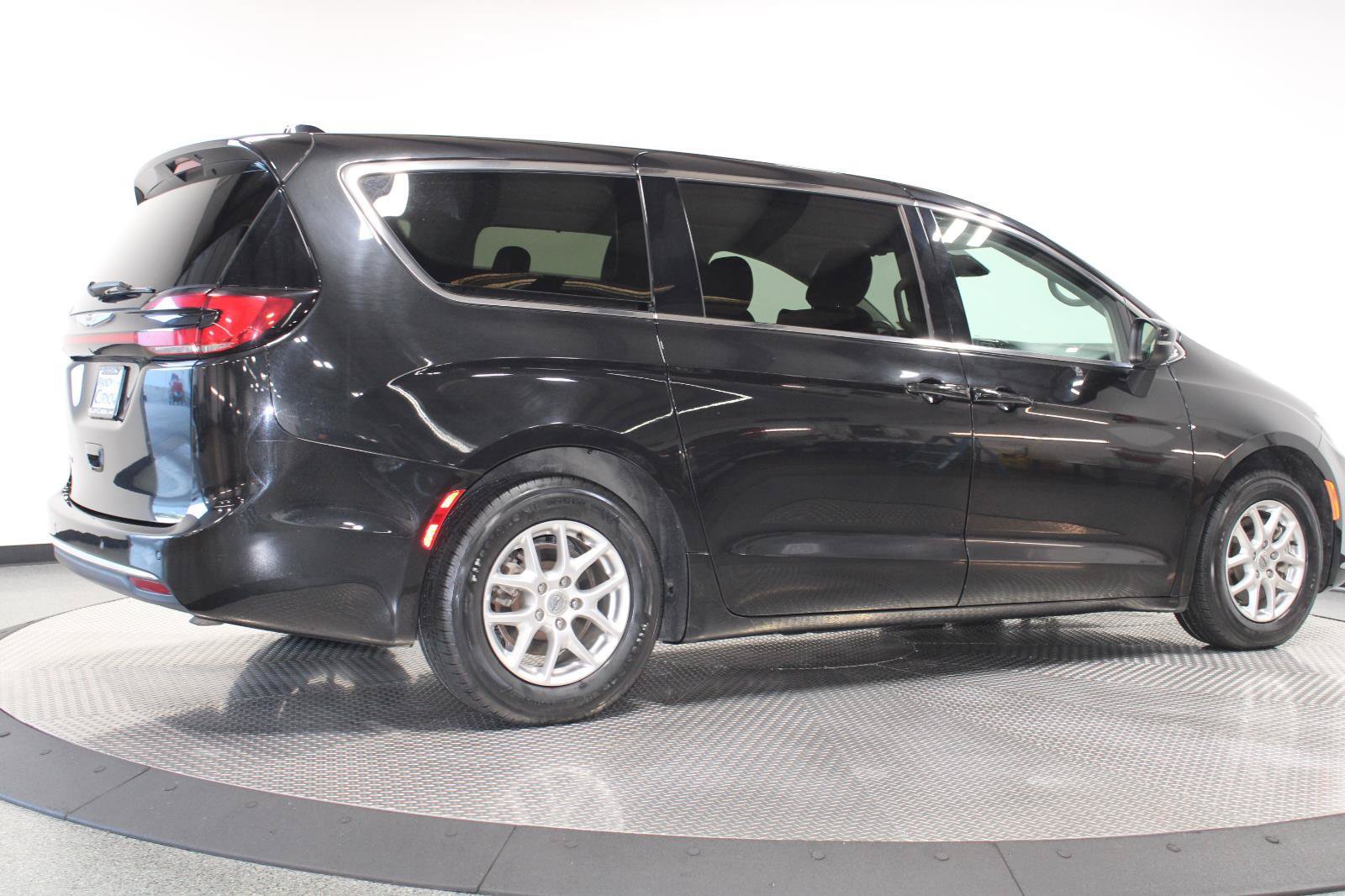 Used 2023 Chrysler Pacifica Touring-L FWD image 13