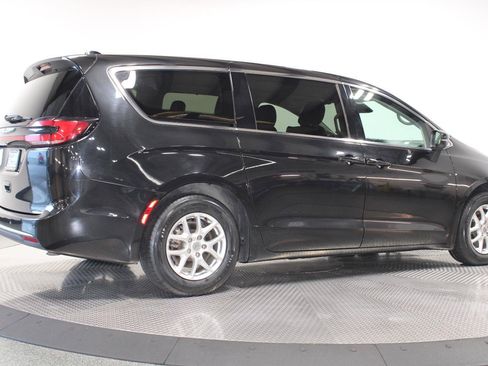 Used 2023 Chrysler Pacifica Touring-L FWD image 13