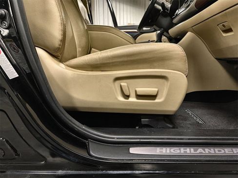 Used 2018 Toyota Highlander Limited image 29