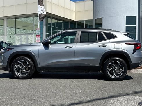 Used 2024 Chevrolet Trax LT FWD image 7