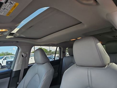 Used 2022 Toyota Highlander XLE image 19