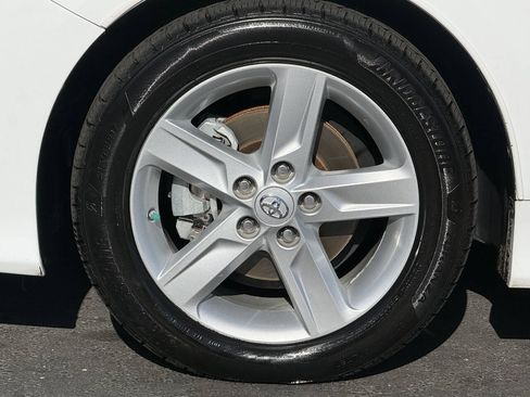 Used 2014 Toyota Camry SE FWD image 14