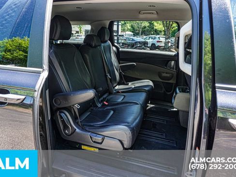 Used 2025 Kia Carnival FWD image 23