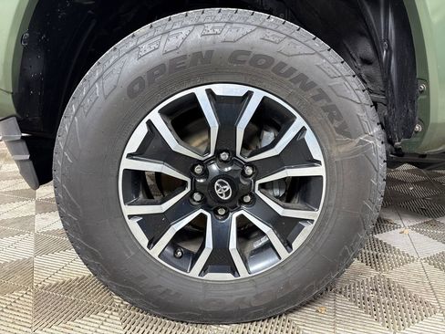 Used 2021 Toyota Tacoma TRD Sport w/ Technology Package AWD/4WD image 12