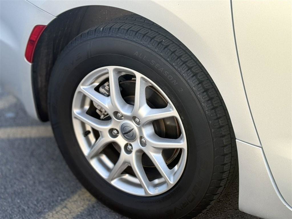 Used 2024 Chrysler Pacifica Touring-L FWD image 9