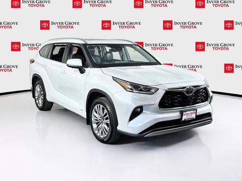 Used 2025 Toyota Highlander Platinum AWD/4WD image 3