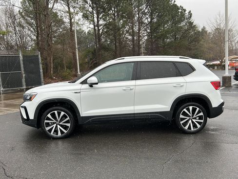 Used 2023 Volkswagen Taos SE w/ Panoramic Sunroof Package image 3