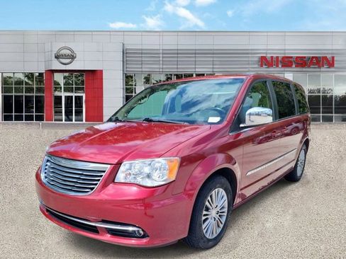 Used 2014 Chrysler Town & Country Touring-L image 9