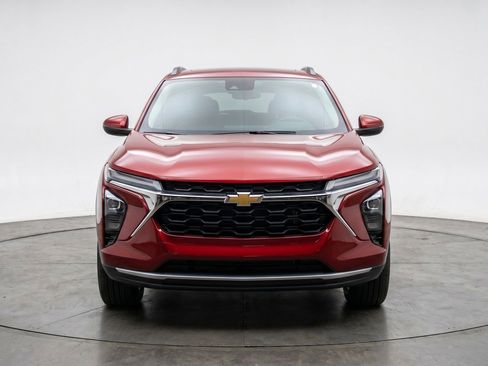 Used 2025 Chevrolet Trax LT FWD image 2