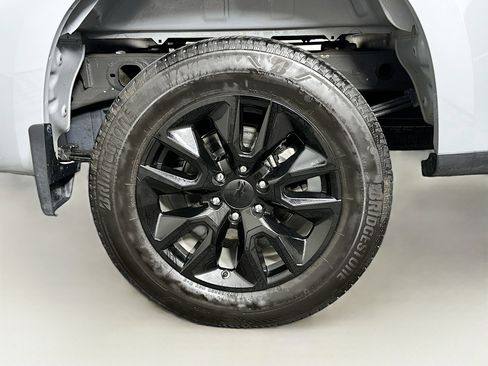 Used 2025 Chevrolet Silverado 1500 Custom image 11