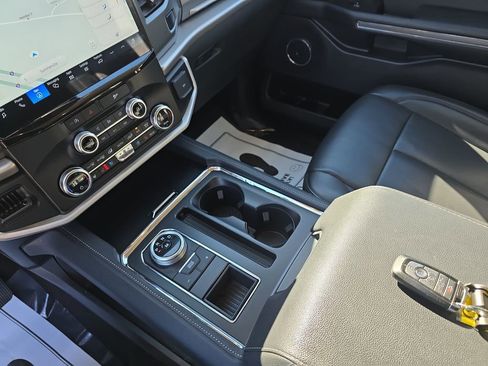 Used 2024 Ford Expedition Max XLT image 30