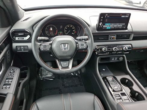 Used 2025 Honda Pilot TrailSport image 11