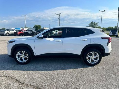 Used 2025 Chevrolet Trax LS w/ LS Convenience Package FWD image 2