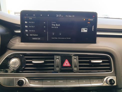 Used 2023 Genesis G70 2.0T image 16