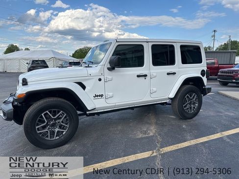 Used 2025 Jeep Wrangler Unlimited Sahara AWD/4WD image 1