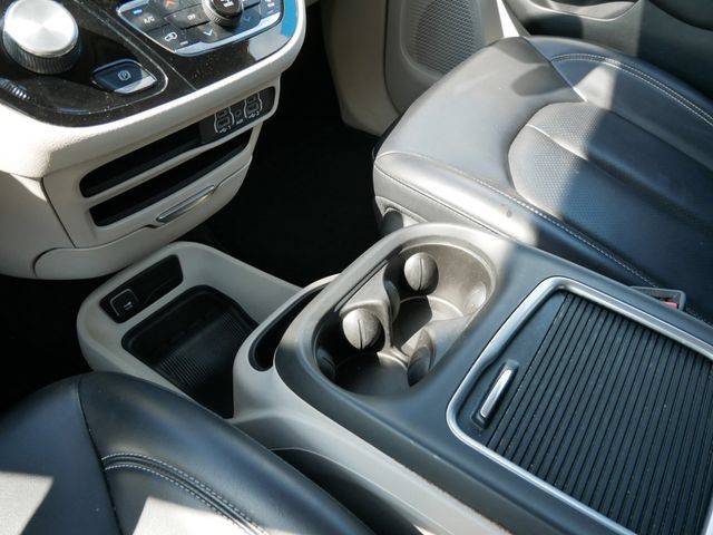 Used 2023 Chrysler Pacifica Touring-L FWD image 18