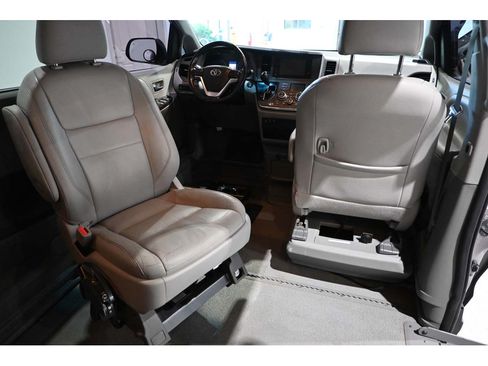 Used 2016 Toyota Sienna XLE w/ XLE Navigation Package FWD image 21