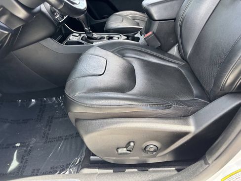 Used 2020 Jeep Cherokee Limited FWD image 19