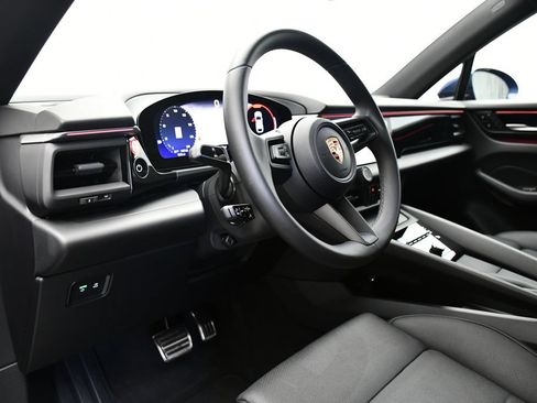 Certified 2025 Porsche Macan 4S Electric AWD/4WD image 4