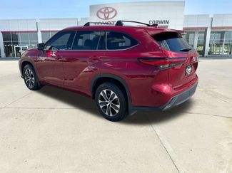 Used 2022 Toyota Highlander XLE AWD/4WD video 3