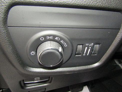 Used 2023 Jeep Grand Cherokee L Laredo image 20