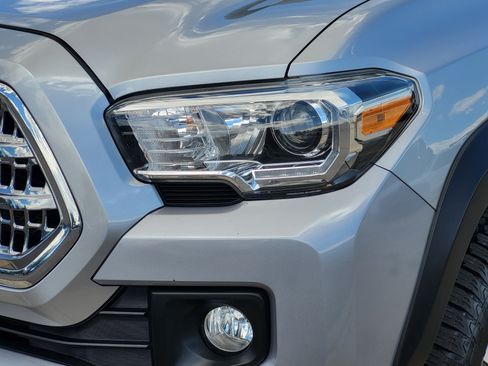 Certified 2017 Toyota Tacoma TRD Off-Road AWD/4WD image 5