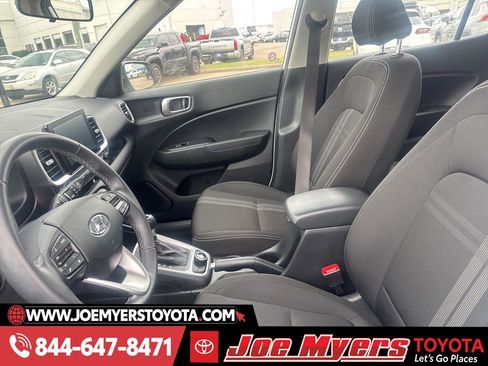 Used 2025 Hyundai Venue SEL image 2