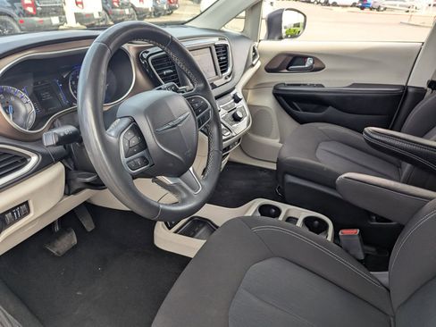 Used 2022 Chrysler Voyager LX image 15