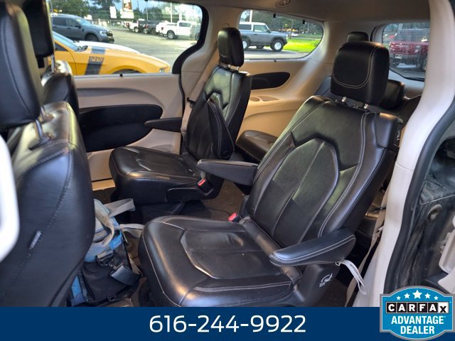 Used 2022 Chrysler Pacifica Touring-L FWD image 6