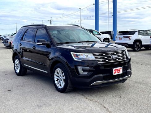 Used 2017 Ford Explorer XLT image 4