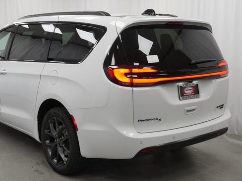 New 2026 Chrysler Pacifica Limited image 12