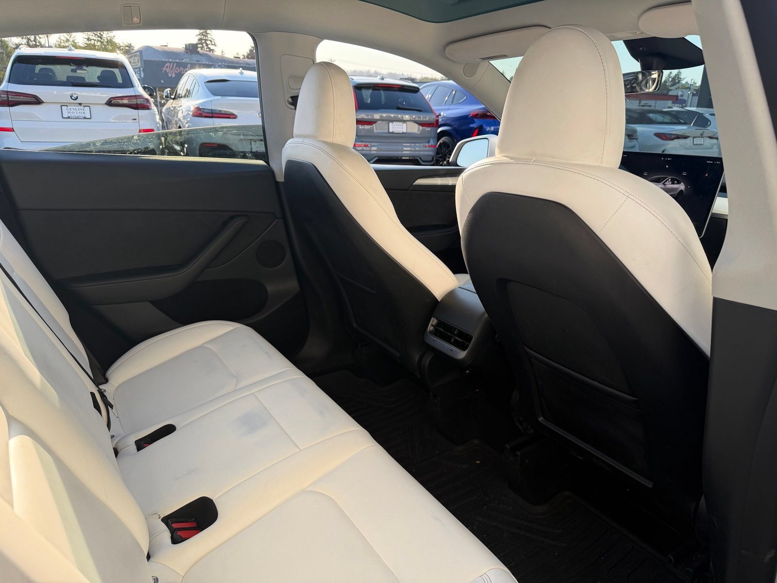 Used 2024 Tesla Model Y Long Range AWD/4WD image 19