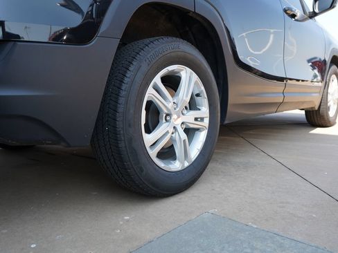 Used 2024 GMC Terrain SLE AWD/4WD image 9